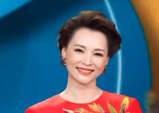 董卿素顏坐飛機被偶遇,身形暴瘦下巴尖到突兀,富豪老公被曝失聯