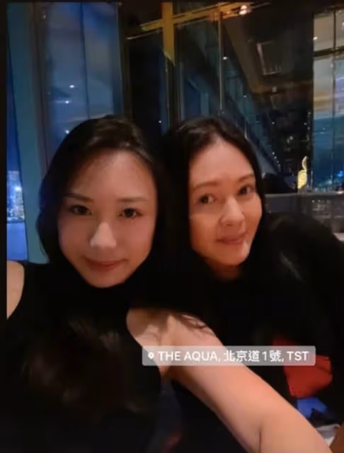 56歲李麗珍帶愛女與男友人聚餐!高顏值搶眼,欲帶女兒重回娛樂圈