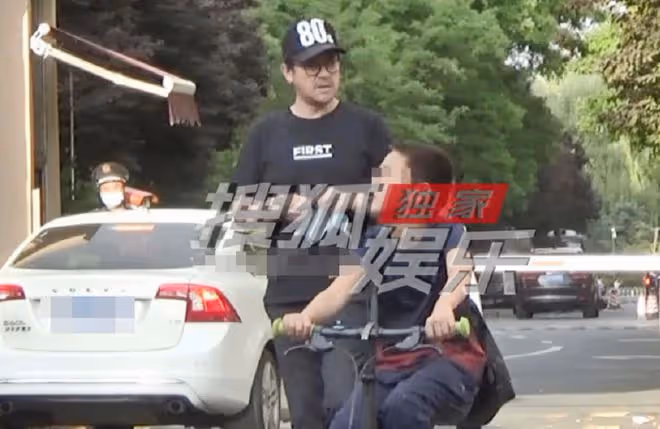 50歲王學兵胖到認不出,路邊攤買菜無人識,三婚娶嬌妻過平凡生活