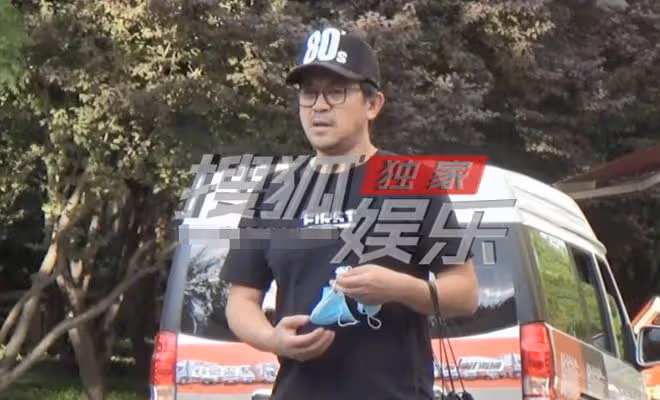 50歲王學兵胖到認不出,路邊攤買菜無人識,三婚娶嬌妻過平凡生活