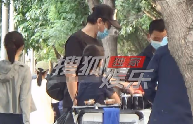 50歲王學兵胖到認不出,路邊攤買菜無人識,三婚娶嬌妻過平凡生活
