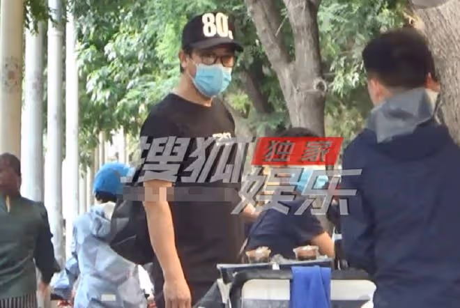 50歲王學兵胖到認不出,路邊攤買菜無人識,三婚娶嬌妻過平凡生活