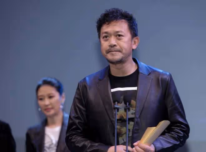 50歲王學兵胖到認不出,路邊攤買菜無人識,三婚娶嬌妻過平凡生活