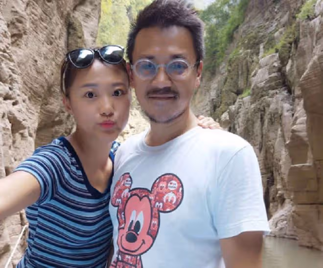 50歲王學兵胖到認不出,路邊攤買菜無人識,三婚娶嬌妻過平凡生活