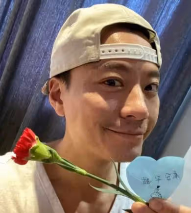 40歲男星二度離婚!斷10年無子婚姻稱懷念過去,妻子發黑白照回應