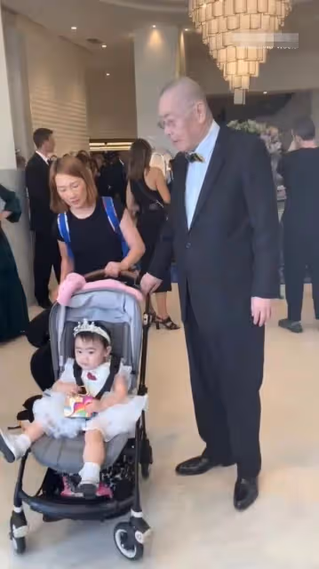 83歲劉詩昆1歲女兒現身引圍觀!父女倆形影不離,嬌妻忙備孕二胎