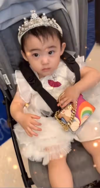 83歲劉詩昆1歲女兒現身引圍觀!父女倆形影不離,嬌妻忙備孕二胎
