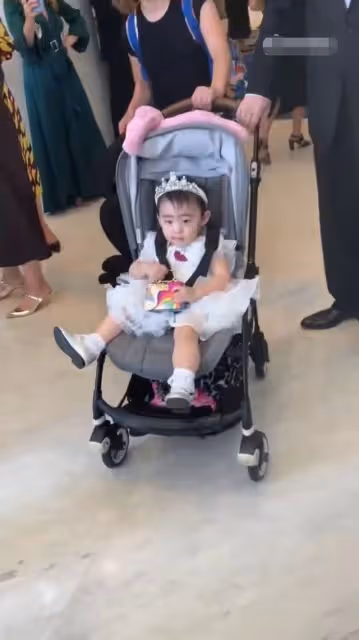 83歲劉詩昆1歲女兒現身引圍觀!父女倆形影不離,嬌妻忙備孕二胎