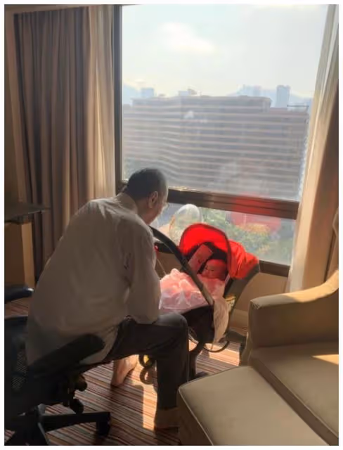 83歲劉詩昆1歲女兒現身引圍觀!父女倆形影不離,嬌妻忙備孕二胎