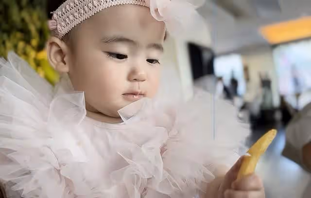 83歲劉詩昆1歲女兒現身引圍觀!父女倆形影不離,嬌妻忙備孕二胎