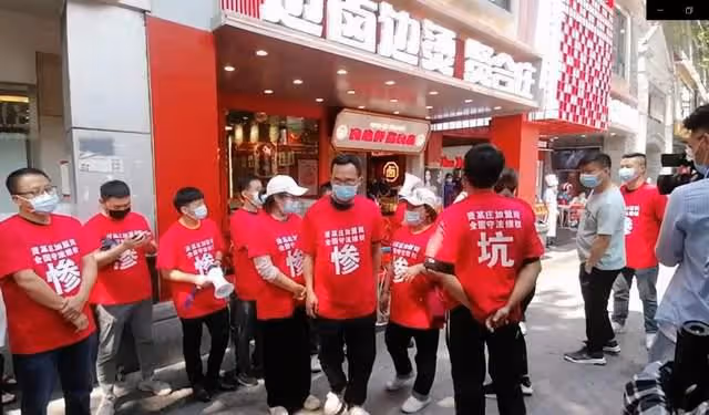 陳赫退出賢合莊惹爭議!800家門店撈金3.8億,加盟商街頭卑微維權
