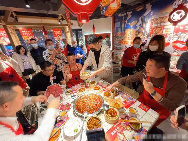 陳赫退出賢合莊惹爭議!800家門店撈金3.8億,加盟商街頭卑微維權