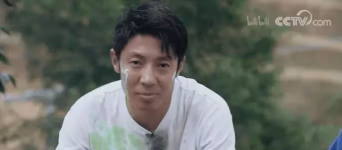 兒子兒媳都去世,鄉下嬤獨帶5孫艱難生活「住破爛漏水屋」樓梯快撐不住,節目送暖「14天爆改老房」阿嬤見眼前瞬間感動淚崩