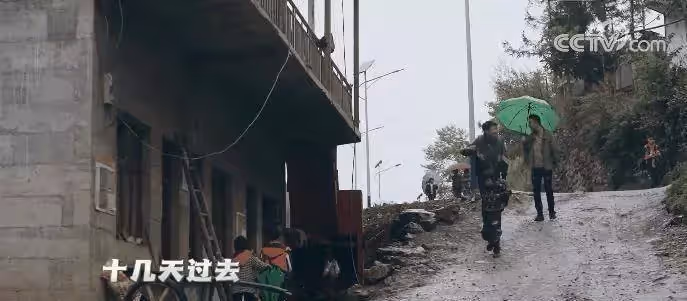 兒子兒媳都去世,鄉下嬤獨帶5孫艱難生活「住破爛漏水屋」樓梯快撐不住,節目送暖「14天爆改老房」阿嬤見眼前瞬間感動淚崩