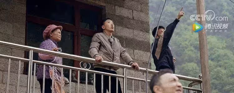 兒子兒媳都去世,鄉下嬤獨帶5孫艱難生活「住破爛漏水屋」樓梯快撐不住,節目送暖「14天爆改老房」阿嬤見眼前瞬間感動淚崩