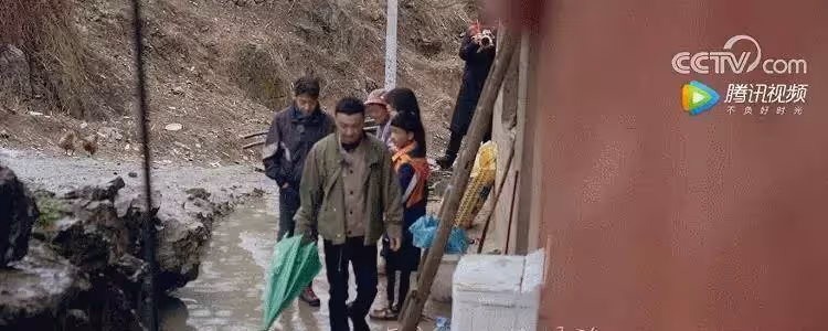 兒子兒媳都去世,鄉下嬤獨帶5孫艱難生活「住破爛漏水屋」樓梯快撐不住,節目送暖「14天爆改老房」阿嬤見眼前瞬間感動淚崩