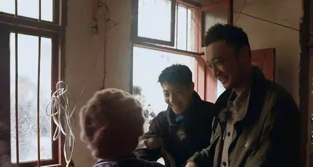 兒子兒媳都去世,鄉下嬤獨帶5孫艱難生活「住破爛漏水屋」樓梯快撐不住,節目送暖「14天爆改老房」阿嬤見眼前瞬間感動淚崩