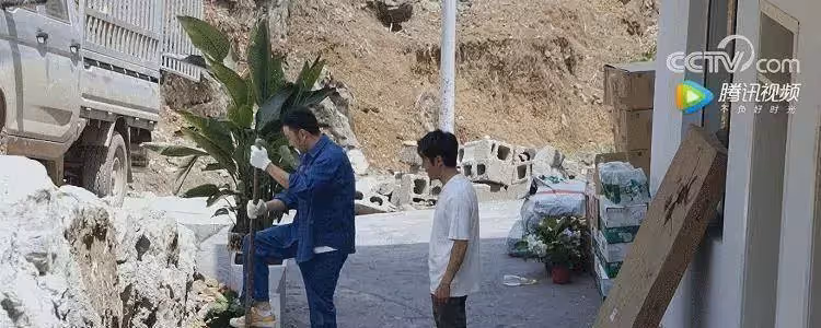 兒子兒媳都去世,鄉下嬤獨帶5孫艱難生活「住破爛漏水屋」樓梯快撐不住,節目送暖「14天爆改老房」阿嬤見眼前瞬間感動淚崩