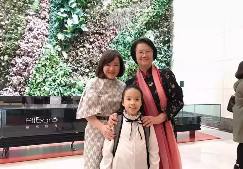 趙婷領養「妥瑞症女兒」不聘保母凡事自己來,大喊「非親生又如何?」女兒念小四近況曝光,感動全網:偉大的母愛!