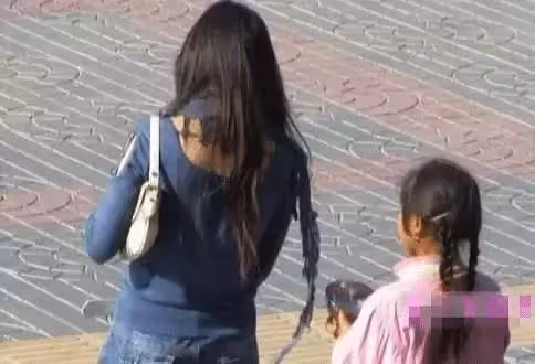 女兒走失兩年後路上認出媽媽,媽媽卻拒絕相認! 網友:做得對