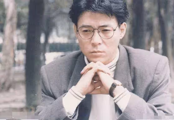 童年坎坷!薑育恆不捨母「苦撐家計過勞離開」負債破產「妻子共患難」如今一家三口苦盡甘來