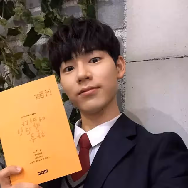 呆萌小鮮肉！5點認識《我們的藍調時光》裴賢聖，被譽為3秒朴寶劍