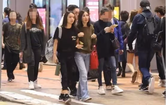 58歲「溜冰皇后」柏安妮近況罕曝光!雙眼凹陷皮膚鬆弛,顴骨突出樣貌大變,巔峰時退圈嫁給了普通人,網贊:嫁給了愛情