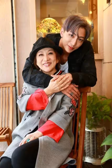 「神仙姐姐」許仙姬罕露面,與帥兒同臺飆戲,71歲風韻猶存,無奈感慨:我們這一輩都老了