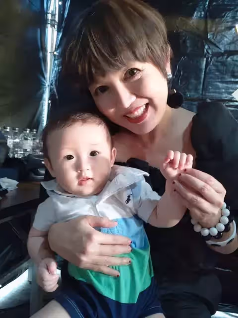 寶貝長大了!吳淑敏「曬萌娃暴風成長」甜笑:大咖藝人搶著抱! 曝兒子「小表情太多」網驚呼:絕對是帥哥!