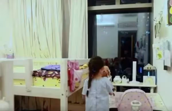 蔡少芬全家蝸居80平米小房,熊黛林家玩具沒地方放,阿嬌家像出租房,網友:明星買不起房子?