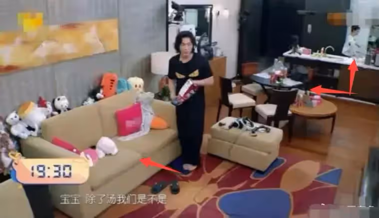 蔡少芬全家蝸居80平米小房,熊黛林家玩具沒地方放,阿嬌家像出租房,網友:明星買不起房子?