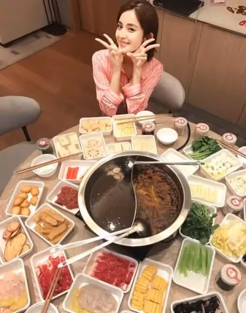 明星素顏吃火鍋，安以軒滿桌子奢侈品，劉德華最接地氣：真實又親民