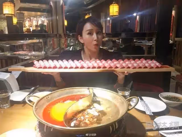 明星素顏吃火鍋，安以軒滿桌子奢侈品，劉德華最接地氣：真實又親民