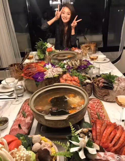 明星素顏吃火鍋,安以軒滿桌子奢侈品,劉德華最接地氣:真實又親民