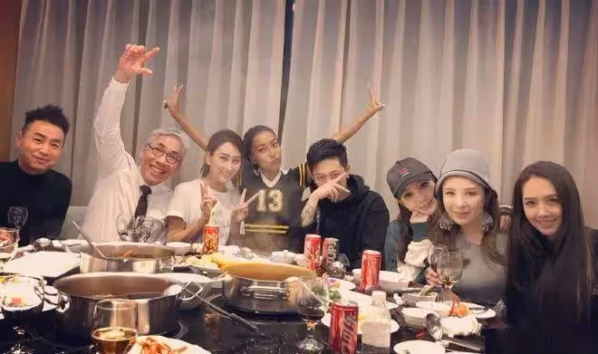 明星素顏吃火鍋,安以軒滿桌子奢侈品,劉德華最接地氣:真實又親民