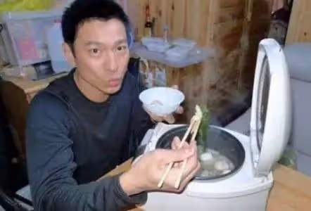 明星素顏吃火鍋,安以軒滿桌子奢侈品,劉德華最接地氣:真實又親民