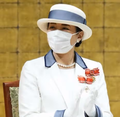 雅子帶領宮妃們亮相，紀子陪襯下座，熱情為皇后鼓掌