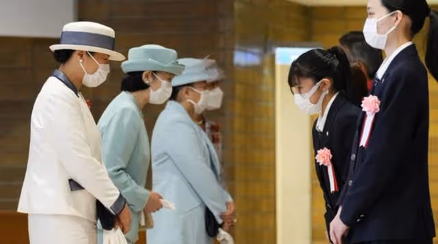 雅子帶領宮妃們亮相，紀子陪襯下座，熱情為皇后鼓掌