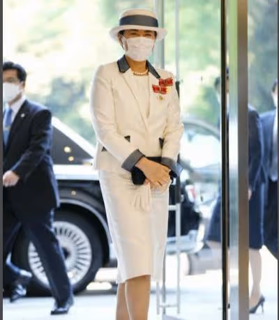 雅子帶領宮妃們亮相，紀子陪襯下座，熱情為皇后鼓掌