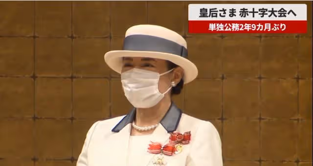 雅子帶領宮妃們亮相，紀子陪襯下座，熱情為皇后鼓掌