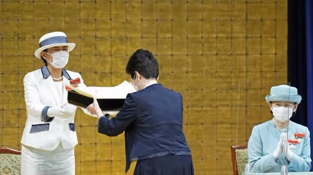 雅子帶領宮妃們亮相，紀子陪襯下座，熱情為皇后鼓掌