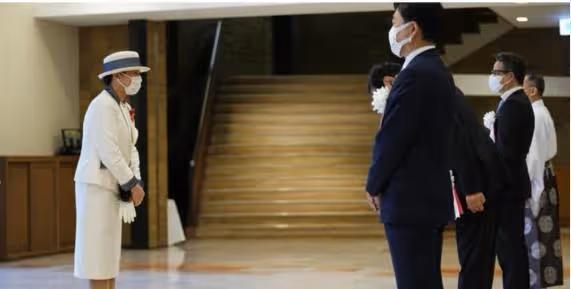 雅子帶領宮妃們亮相，紀子陪襯下座，熱情為皇后鼓掌