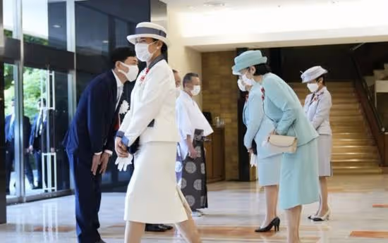 雅子帶領宮妃們亮相，紀子陪襯下座，熱情為皇后鼓掌