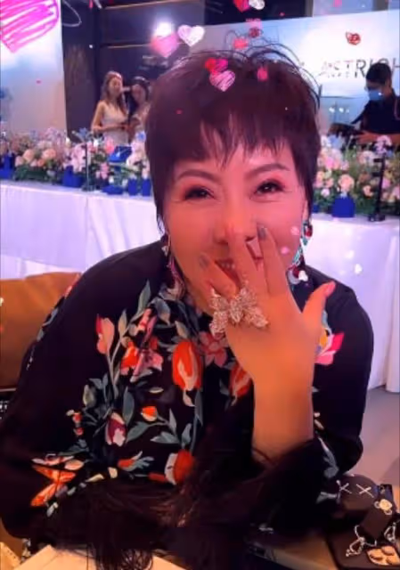 60歲何超瓊現身活動,氣質是裝不出來的,何超儀跟向太站一邊