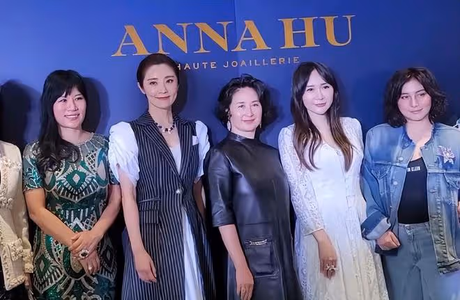 60歲何超瓊現身活動,氣質是裝不出來的,何超儀跟向太站一邊