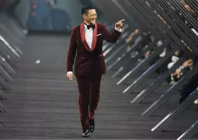 他裸捐56億!卻只穿15元拖鞋「市場買菜」,不請「任何名流」小餐館慶祝「60大壽」一生無兒無女,發哥的人生:活得清澈
