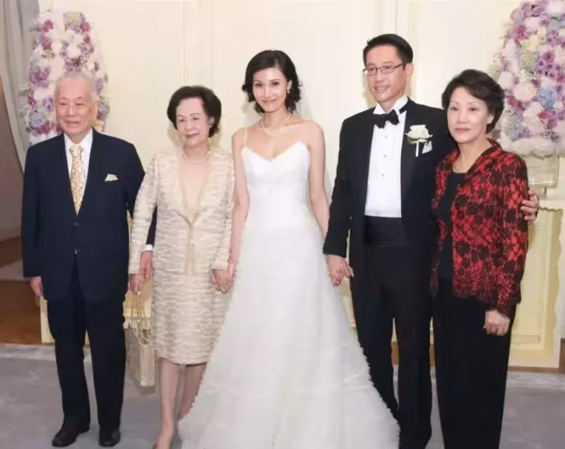 嫁入豪門13年,51歲最美港姐上位史:擠走賭王女兒,姐姐也嫁富豪
