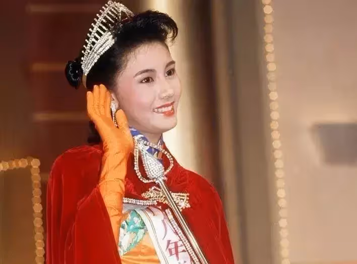 嫁入豪門13年,51歲最美港姐上位史:擠走賭王女兒,姐姐也嫁富豪
