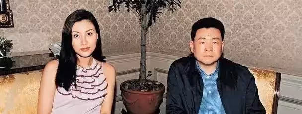 嫁入豪門13年,51歲最美港姐上位史:擠走賭王女兒,姐姐也嫁富豪