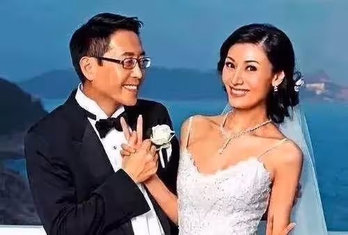嫁入豪門13年,51歲最美港姐上位史:擠走賭王女兒,姐姐也嫁富豪